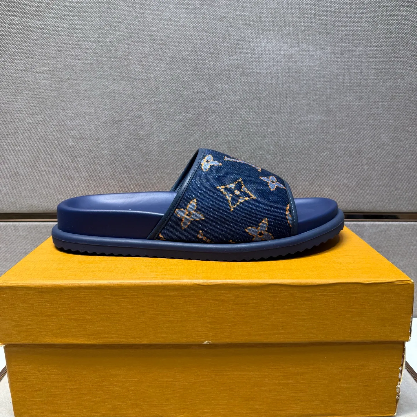⬛️Men's shoes 💰p320 [LV～] Men's casual slippers 2025z cabinet sales simultaneously 🔶Size: 38-44 #️⃣ 🔷2 colors🔜The upper is made of multi-material splicing➕Genuine leather lining, comfortable and breathable, sole: original comfortable and wear-resistant outsole, ⚠️Real shot📱Photographed🎬The real thing is better📢📢📢